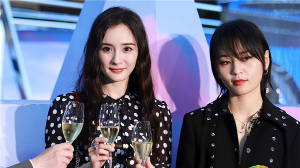 杨幂与闺蜜周笔畅组cp一美一酷