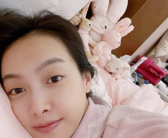 宋茜晒"晚安素颜"照上瘾,嘴上的东西很显眼,别以为我看不出来_照片