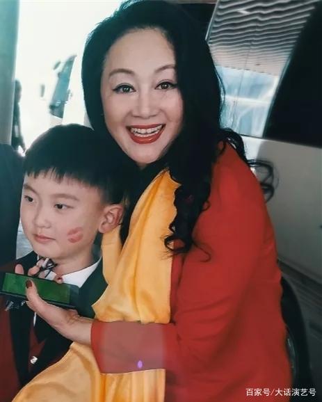 但现在广电局限籍令发布后,王姬怀孕拍戏让儿子得病,回国挣钱治的行为