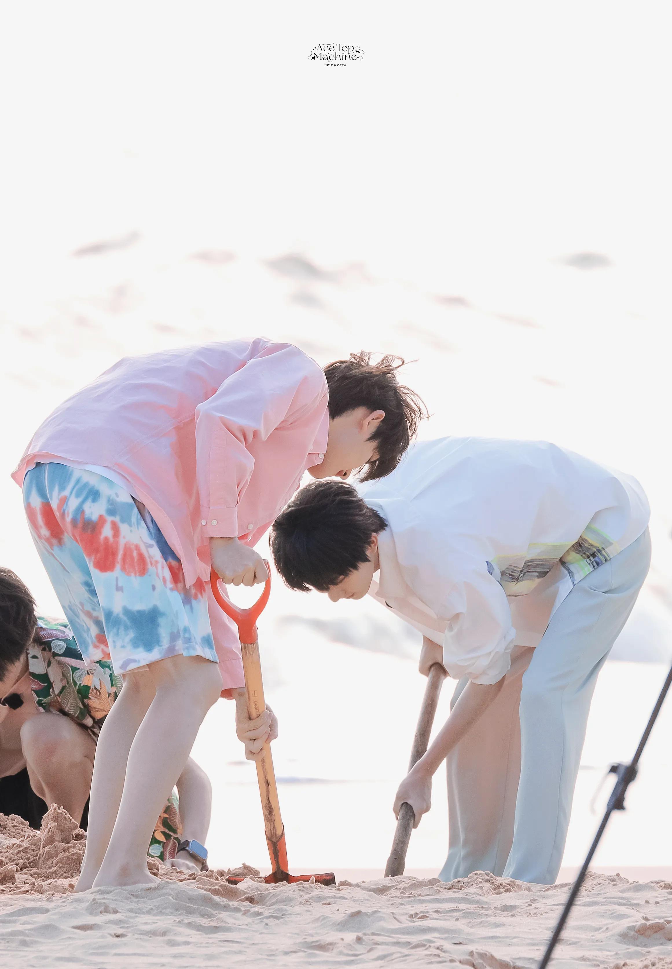 时代少年团丁程鑫团综路透有,粉色衬衫白t恤沙滩奔跑好阳光明媚_沙子