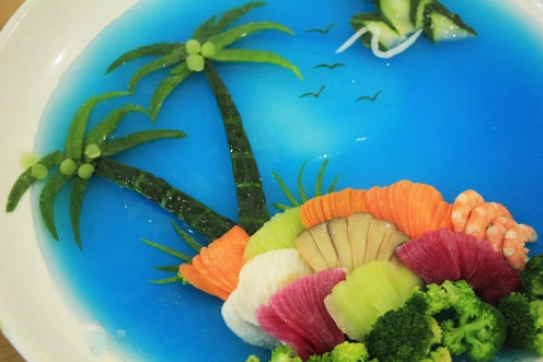 近几年,随着经济的发展,花色冷拼得到迅猛发展,原料的使用范围,取材