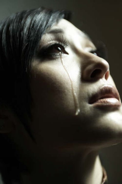 经典流泪伤感_女生至爱版:全世界都说你是骗子