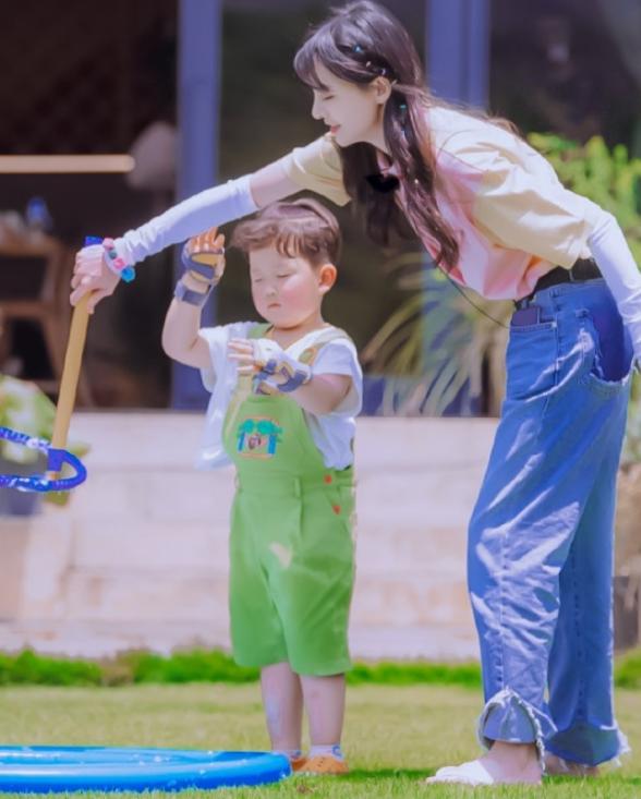 郑爽第二次见孩子并不愉快,儿子抗拒痛哭回避,可未等来母亲安慰