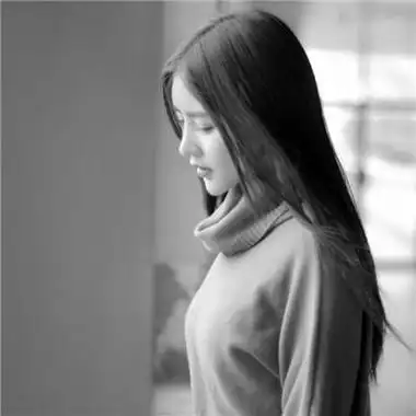 女生侧面伤感黑白头像图片