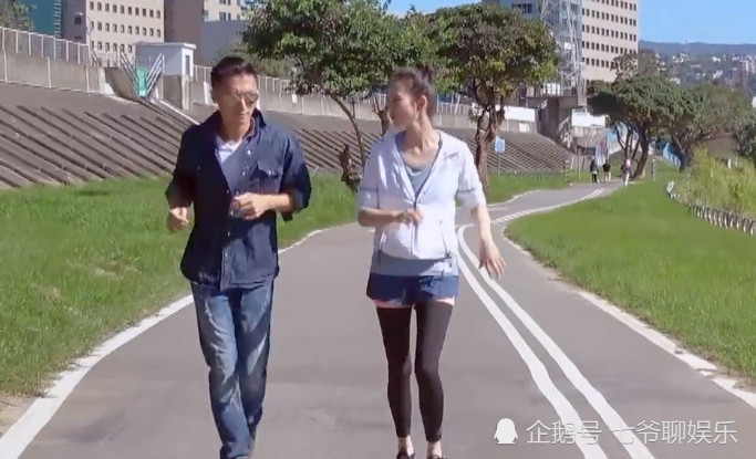 谢霆锋张钧甯现身台湾足疗店,谢霆锋怕痒喊"阿菲"