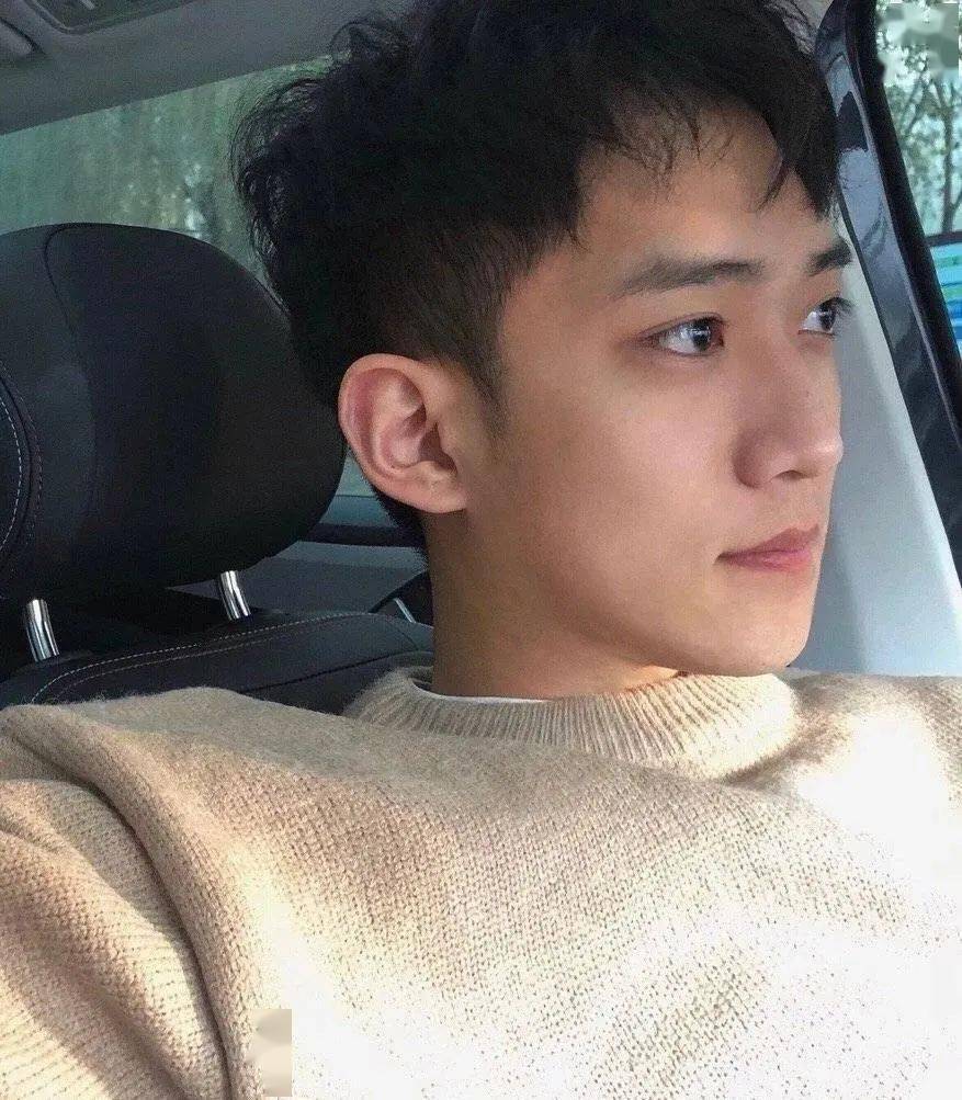 网友们冒死偷拍的素人帅哥究竟有多帅?_我们学校