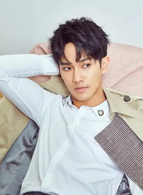 黄恺杰时尚大片曝光 演绎清爽时尚chic