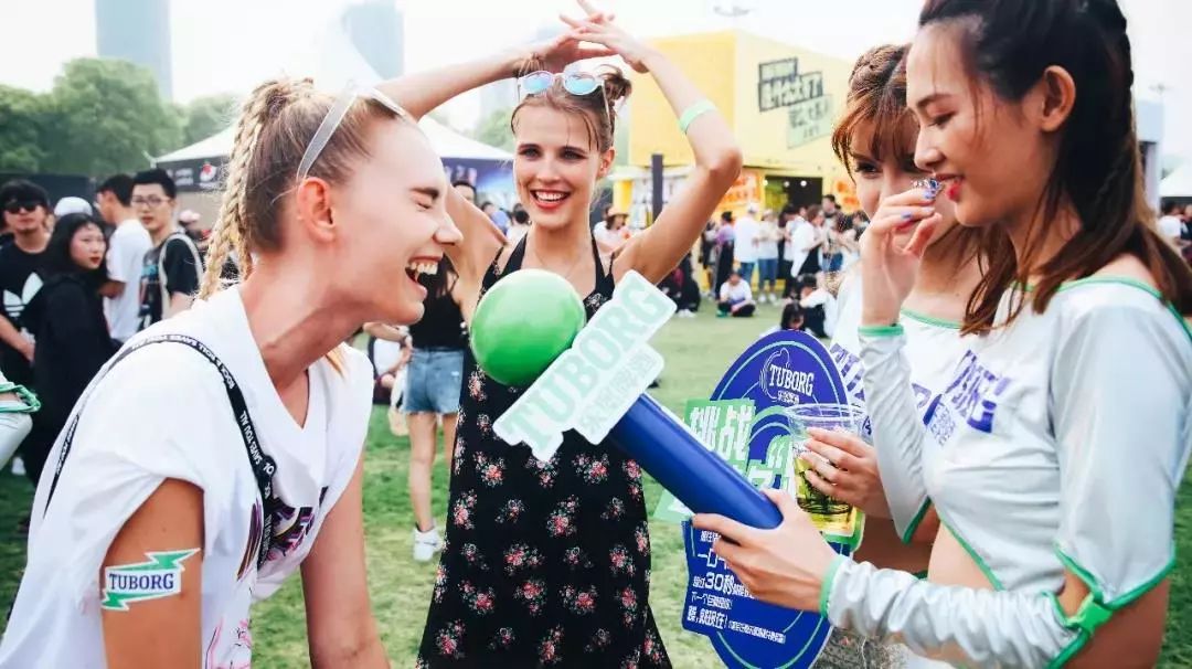 美裂屏长腿妹子惊艳京沪草莓音乐节