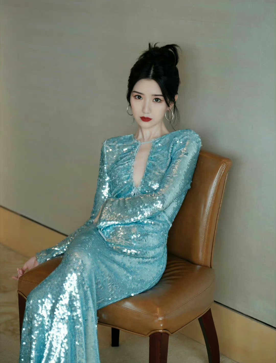 毛晓彤,蓝色亮面长袖深v连衣裙,超显好身材!
