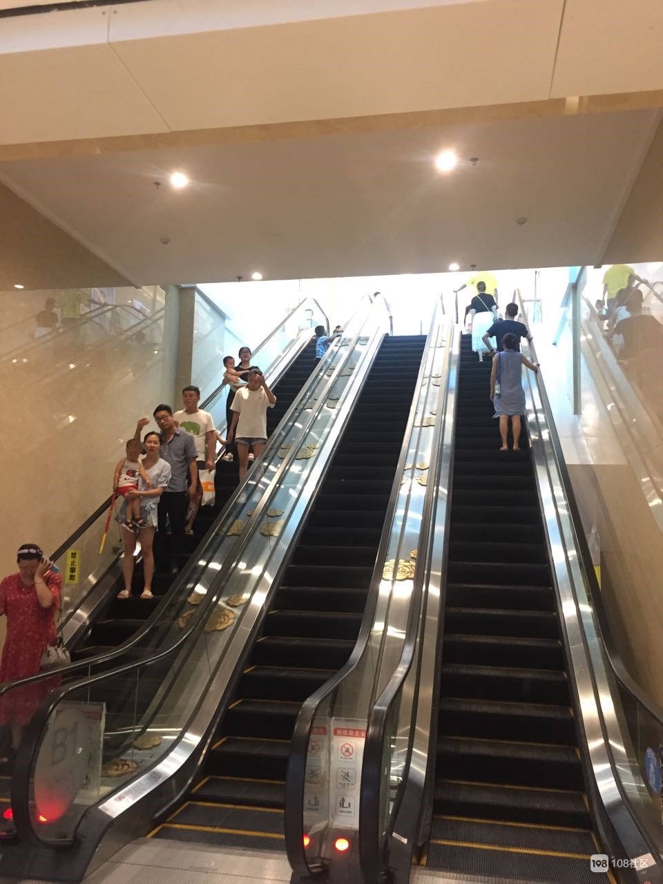 永辉超市有两个小孩子从下来的电梯