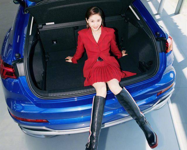 王子文心情好独自潜水,穿露背式泳衣,这"马蜂臀"小个女星少见_身材