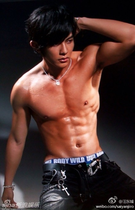 汪东城为个唱密训 晒肌肉照汗流浃背