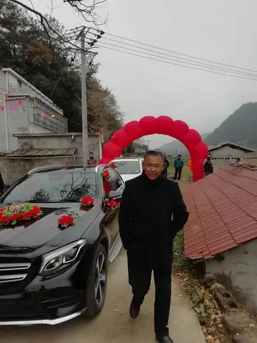 婚礼车队一字排开,很是壮观.农村婚礼有这阵仗很不简单.