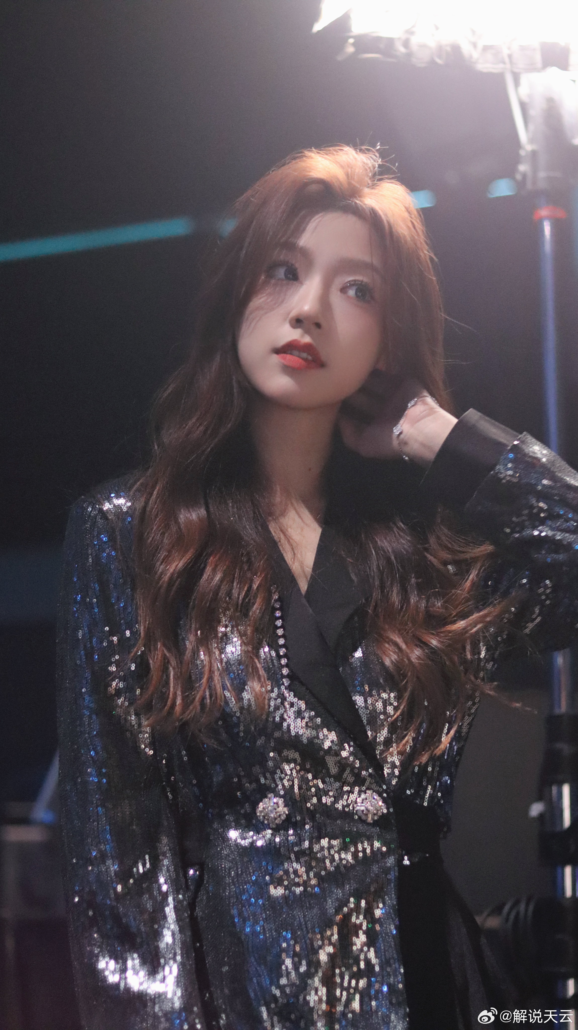 解说天云晒照长发垂肩搭配黑色系制服化身知心大姐姐