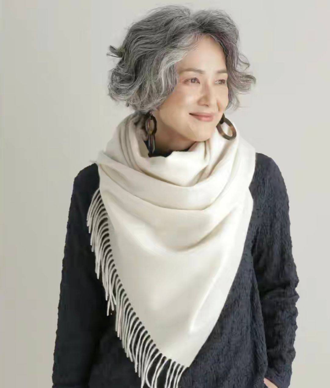 试过这款"贵妇卷",才知道白发也这么高级_女人_女性_发型