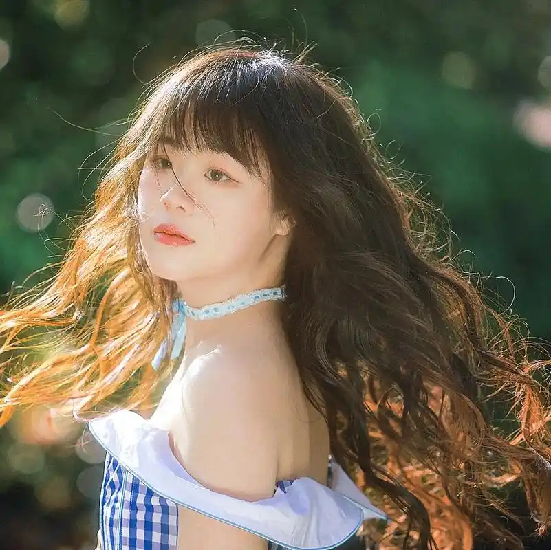 摄影师的镜头不放过每一个女生的美