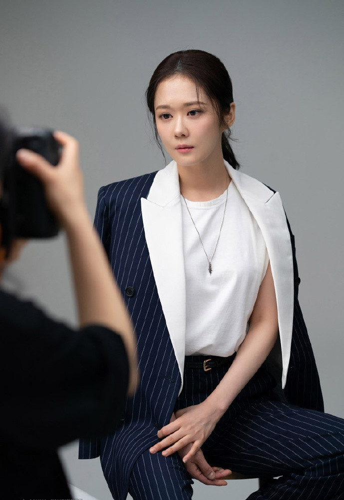 原创38岁张娜拉久违现身!穿小黑裙少女感挡不住,"冻龄脸"太惊艳