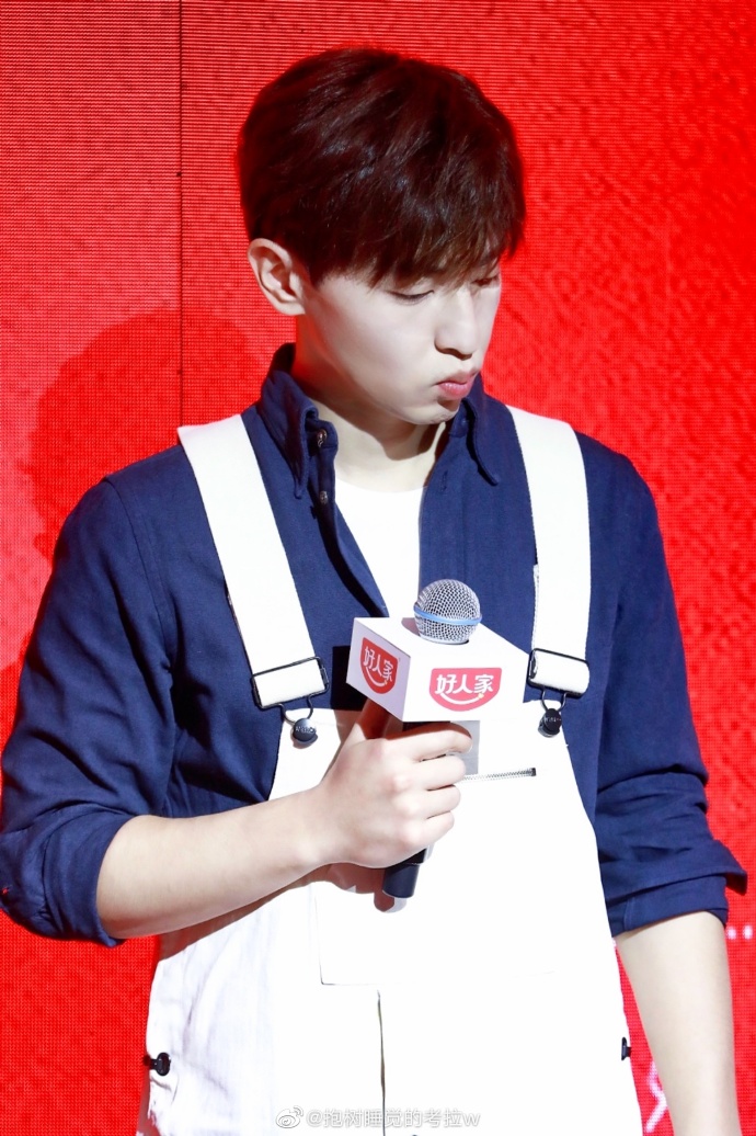 邓伦打工人造型#嘟嘟嘴就太过分了谁能忍得住?