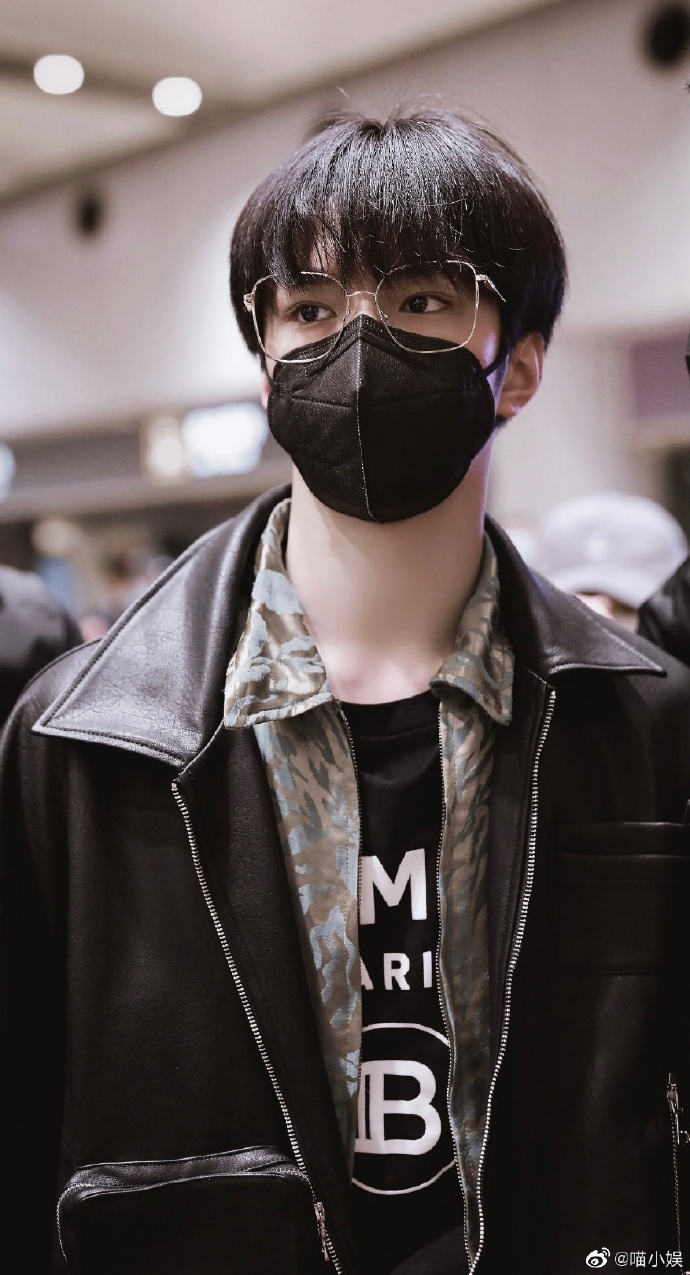 刘耀文超绝眼镜鲨小合集,优越气质搭配眼镜造型,苏点满满,让人完全没