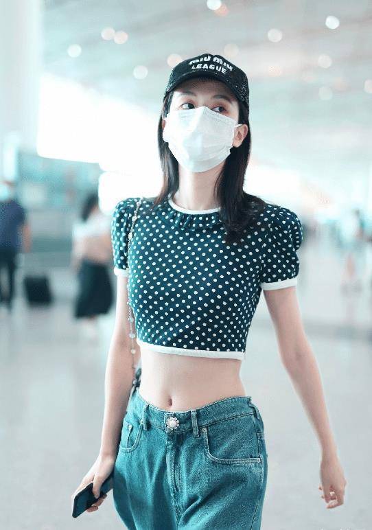 乔欣现身机场又换名牌包,露超细"蚂蚁腰"体重不过80斤_牛仔裤_上衣
