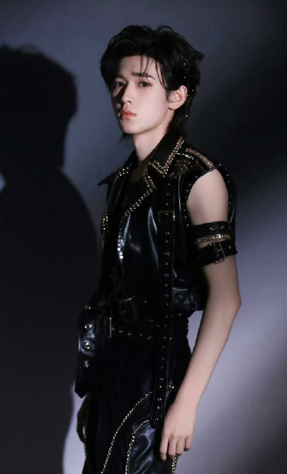 宋亚轩卷毛无袖再加金属臂环真的绝杀啊啊啊