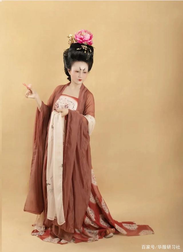 隋唐时期|袒胸裙