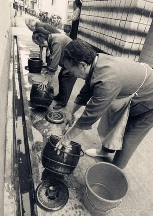 清早用毛刷和毛蚶壳来刷马桶标志坊和过街楼在弄堂口上方总有一块标志