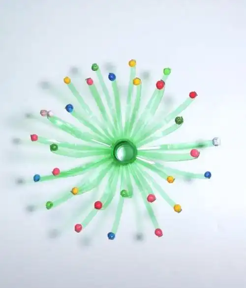 写美篇今日手工制作: 雪碧满天星 所需材料: 雪碧瓶,剪刀,彩色纸球,胶