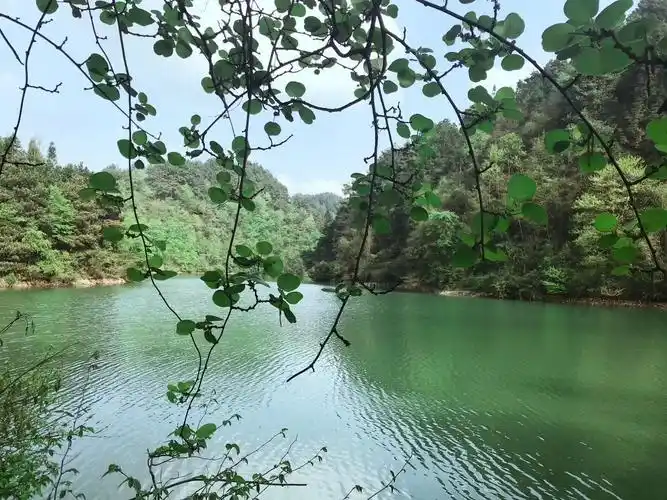 南山双龙村月亮湖风景