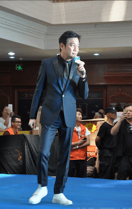 56岁罗嘉良全家近照: 依旧时尚有范, 小12岁的苏岩变邋遢大妈