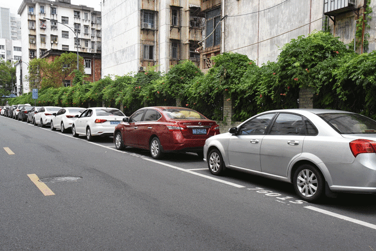 图为路边停车位上的车辆有序停放.