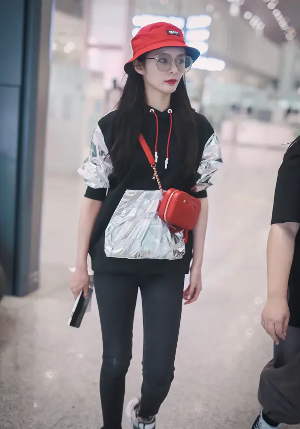 傅菁穿拼接卫衣搭配牛仔裤一副小清新的打扮非常亮眼
