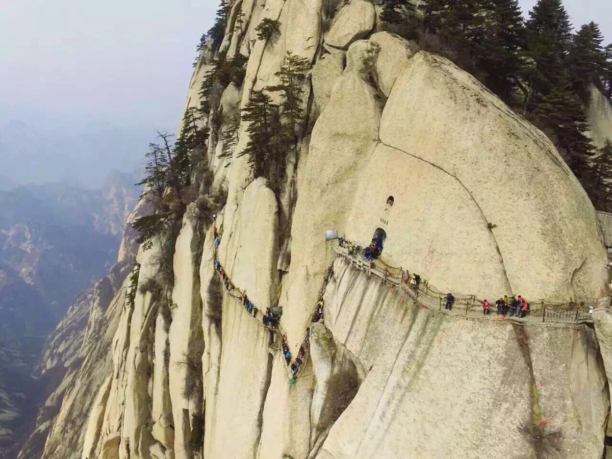 【携程攻略】华山长空栈道景点,位于华山南峰东侧山腰,是华山派第一代