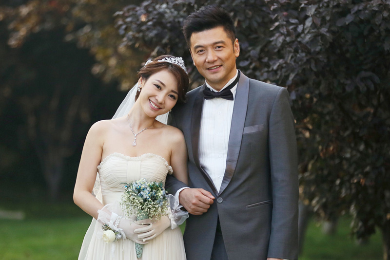 柳岩和剧中老公李葵的扮演者王策亲密合影