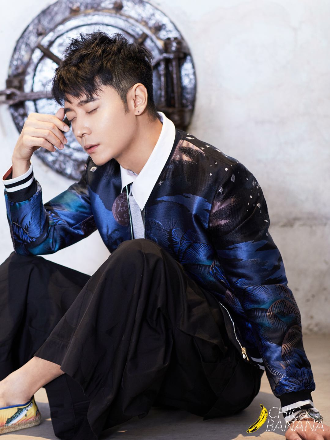 张丹峰曝时尚写真五官俊朗穿搭潮流