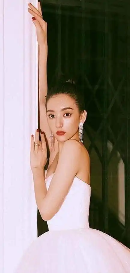 "天王嫂方媛性感穿搭:黑色内衣搭豹纹外套,展现新高度!