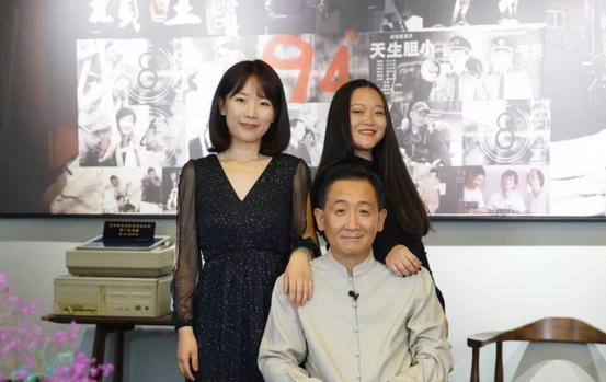 梁天老婆个人简介("双面"梁天:替哥揽下百万巨债,二婚妻子无怨陪伴)