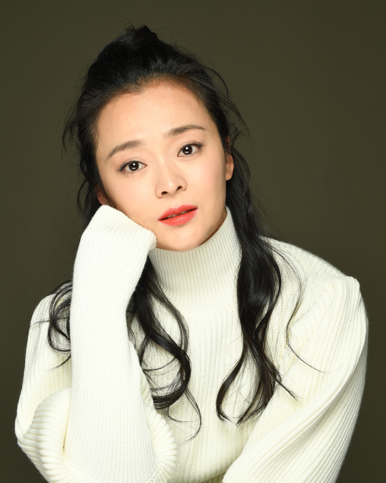 据悉,演员王嘉已经拿到多个国内外影视大奖,一心努力演戏,自由生活