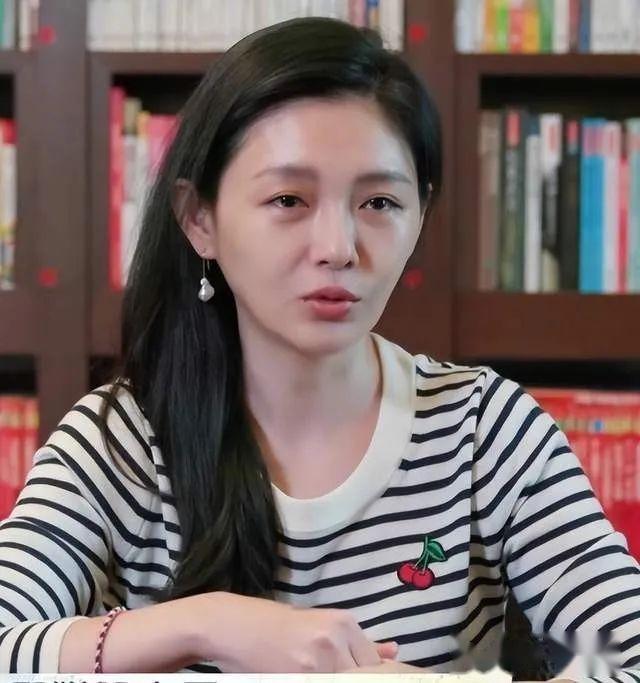 大s具俊晔外出聚会照曝光47岁穿吊带似少女又白又瘦又美