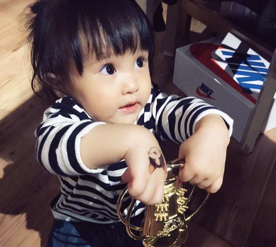 欧弟的女儿美若公主,网友:最后一张舔屏了!