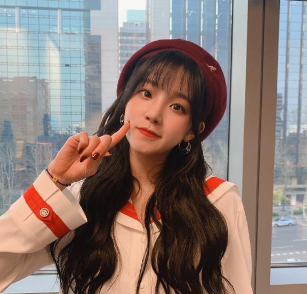 宋雨琦亲自晒出素颜照,身后"幼稚玩偶"成亮点,你还没成年吗?