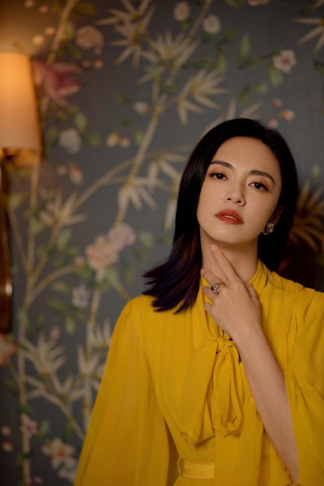 姚晨代言新品宣传片出炉,丝绸衬衣配短裙,肌肤白皙气场全开