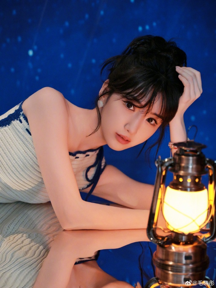 氛围感#看毛晓彤在海上拍照真的是一整个松弛感十足,美到我的眼睛了呢