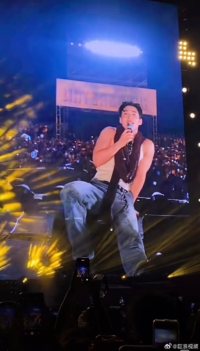 刘宪华上半身身材##刘宪华手臂肌肉