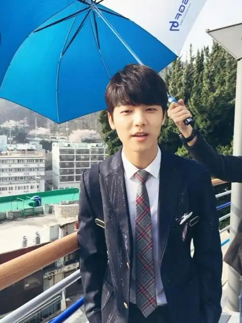 cnblue姜敏赫穿回校服变身暖男高中生毫不违和