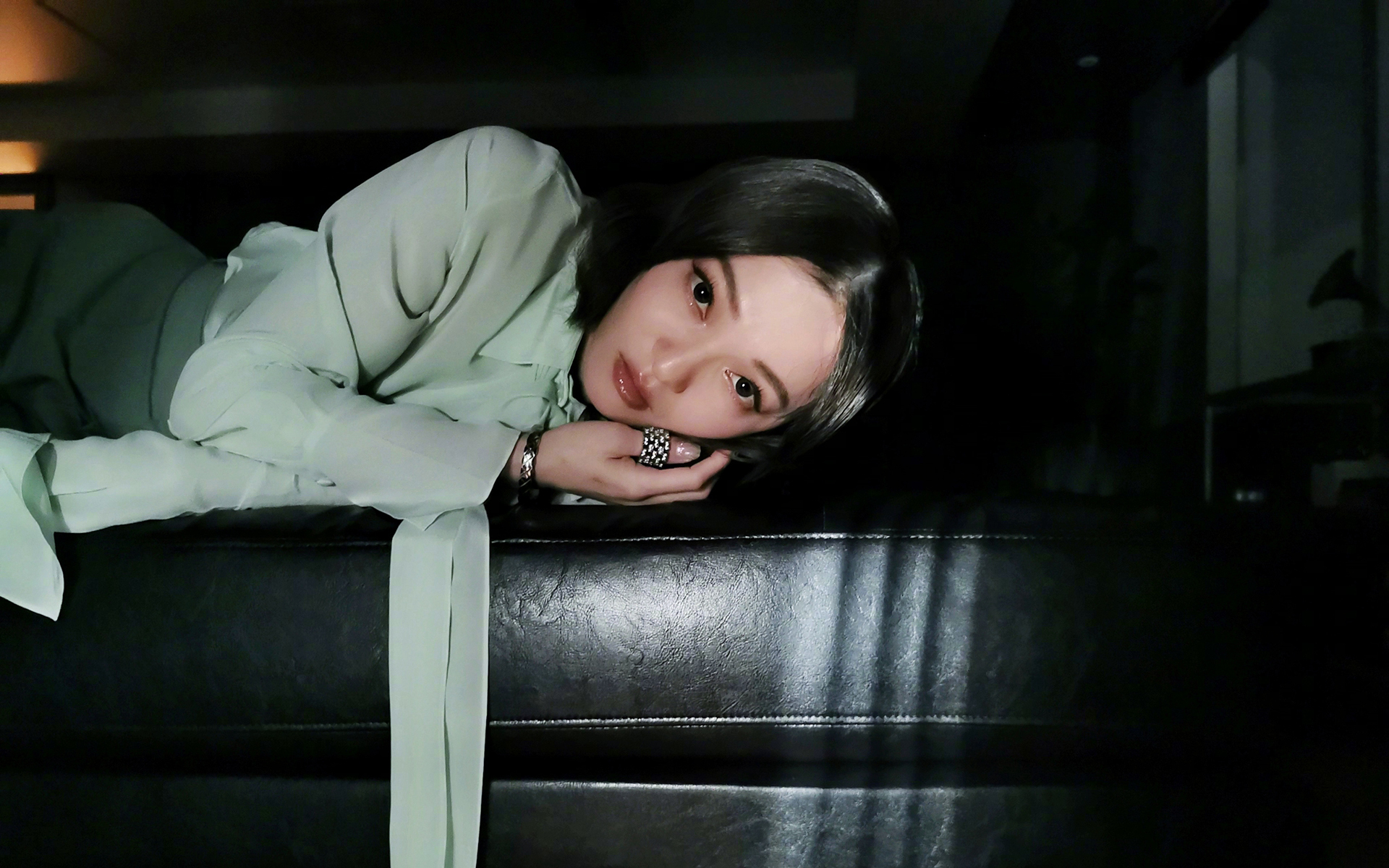 张韶涵清新时尚写真桌面壁纸-港台明星-手机壁纸下载-美桌网