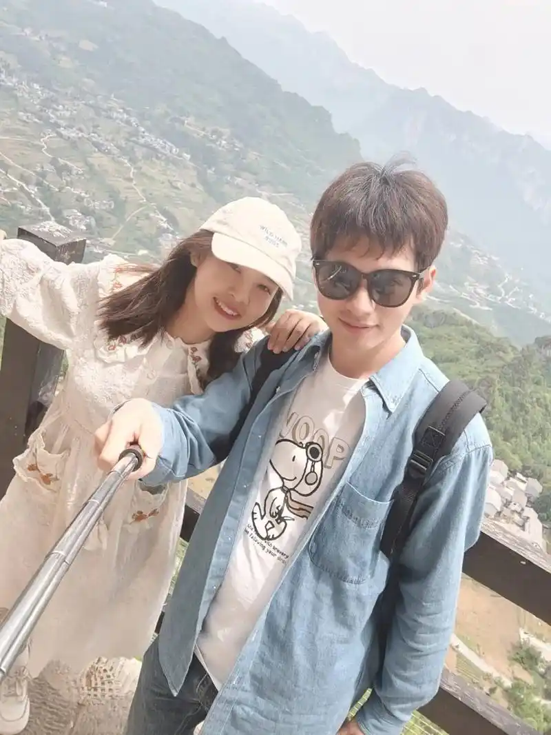 大手牵小手  我们一起走 .自拍杆怎么拍 可以不露杆呢 @手 - 抖音