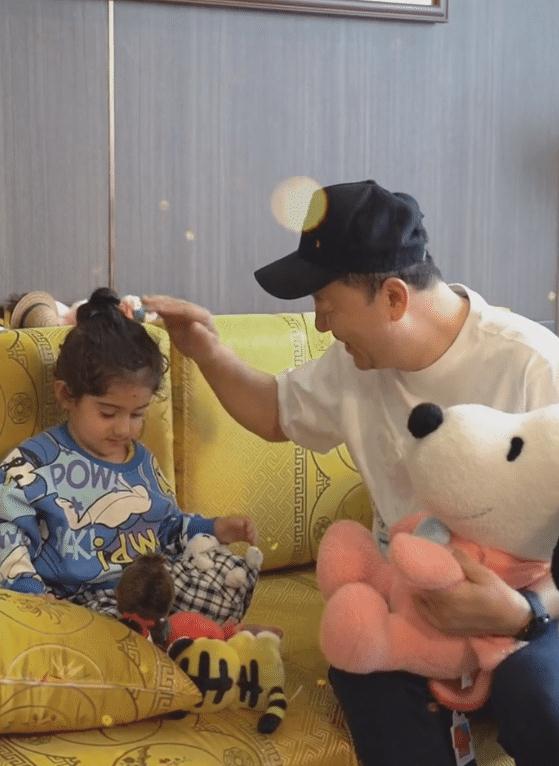 原创郭涛三胎女儿曝光五官精致好像洋娃娃15岁石头和妹妹酷似爸爸