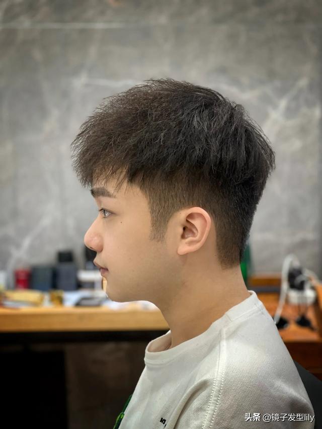 两边短中间长的这款男胖子发型老霸气了,然后将刘海进行上梳露出光洁