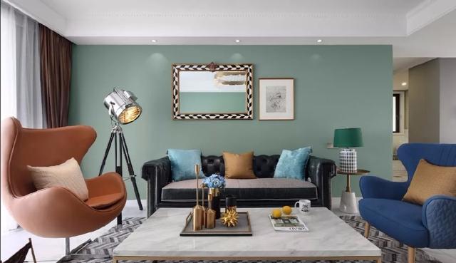 灰绿色的背景墙搭配不同色系与材质的家具,背景点缀镜面墙饰